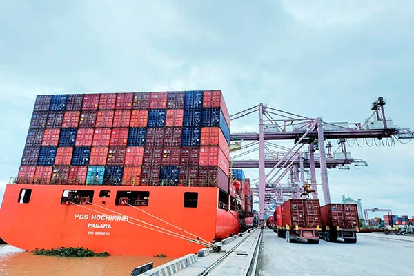 Tàu POS HoChiMInh bốc hàng tại cảng SP-ITC